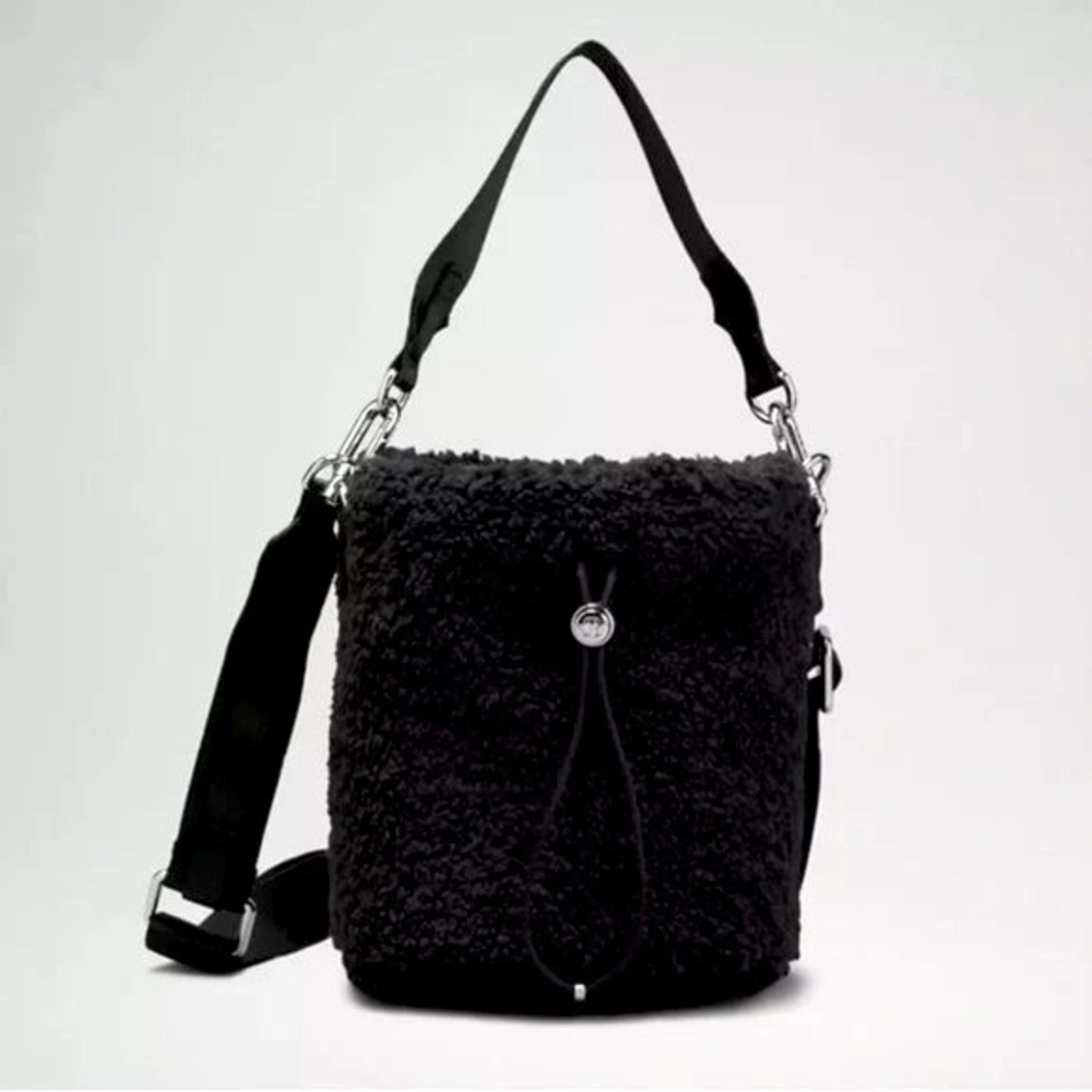 Lululemon Black Crossbody Bucket Bag Fleece Vol 2.5L New